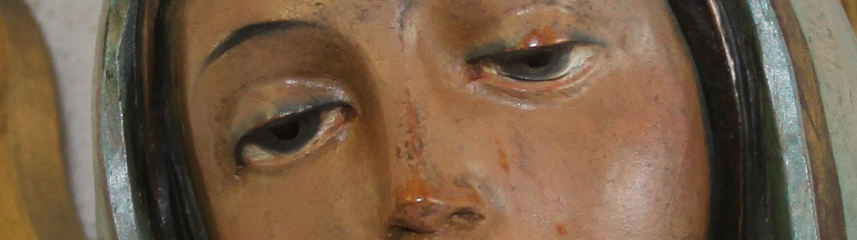 Close-up picture of the Virgin Mary statue